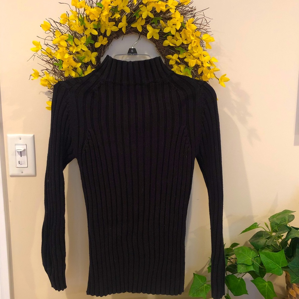 Fitted Black Ribbed Sweater🖤
